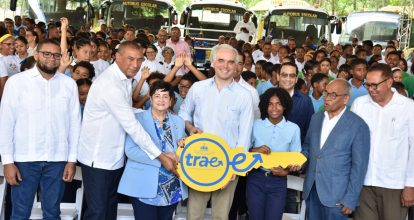 Ministro de Educación encabeza entrega autobuses escolares en El Seibo