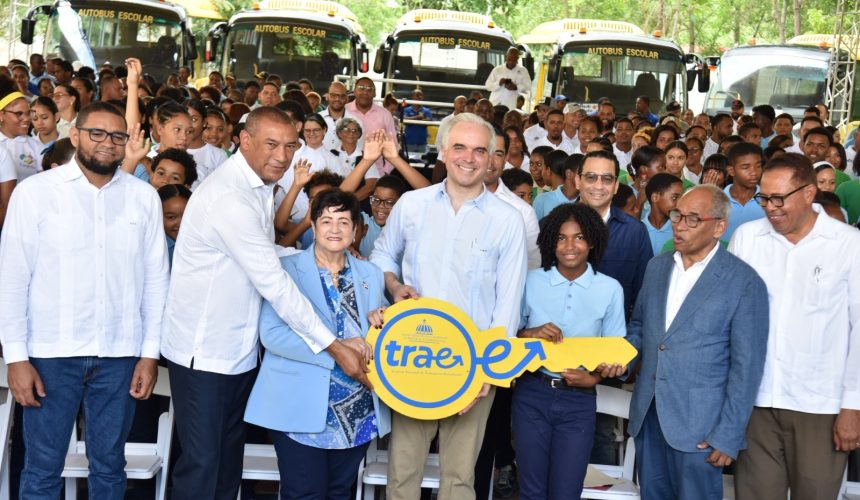 Ministro de Educación encabeza entrega autobuses escolares en El Seibo