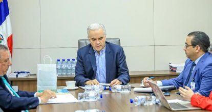 Presidente de Coopnama y ministro de Educación se reúnen para fortalecer relaciones de ambas instituciones 