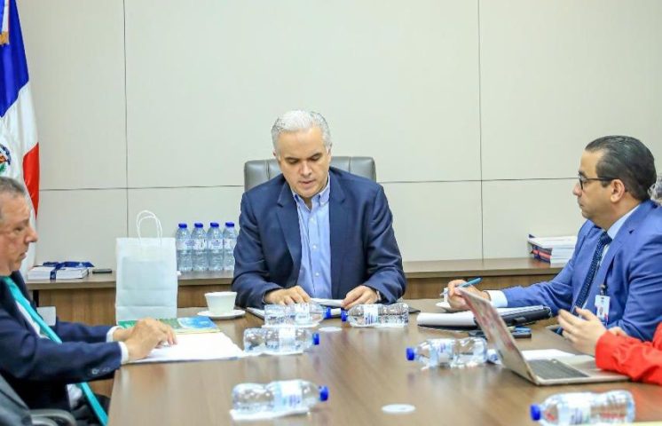 Presidente de Coopnama y ministro de Educación se reúnen para fortalecer relaciones de ambas instituciones 