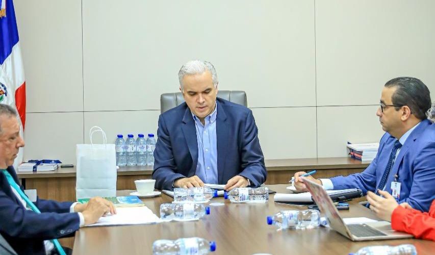 Presidente de Coopnama y ministro de Educación se reúnen para fortalecer relaciones de ambas instituciones 