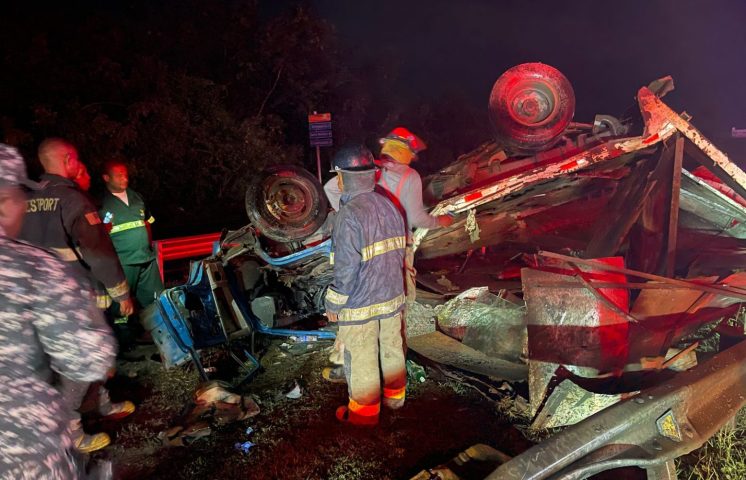 Camión se accidenta en las inmediaciones del parador fotográfico de San Pedro de Macorís