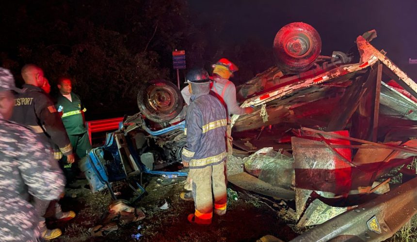 Camión se accidenta en las inmediaciones del parador fotográfico de San Pedro de Macorís