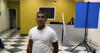 Tras años de espera, joven de Bayaguana recibe su cédula por error en acta de nacimiento 