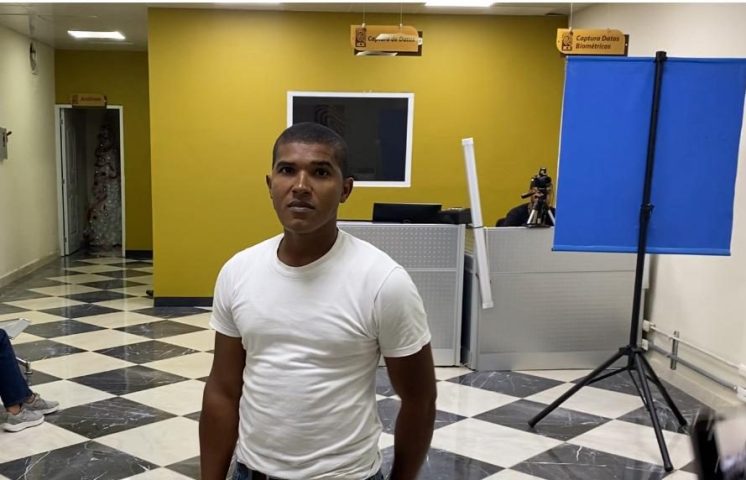 Tras años de espera, joven de Bayaguana recibe su cédula por error en acta de nacimiento 