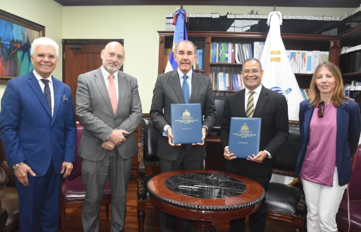 MESCyT firma acuerdo para becas con Universidad Dominicana San Valero