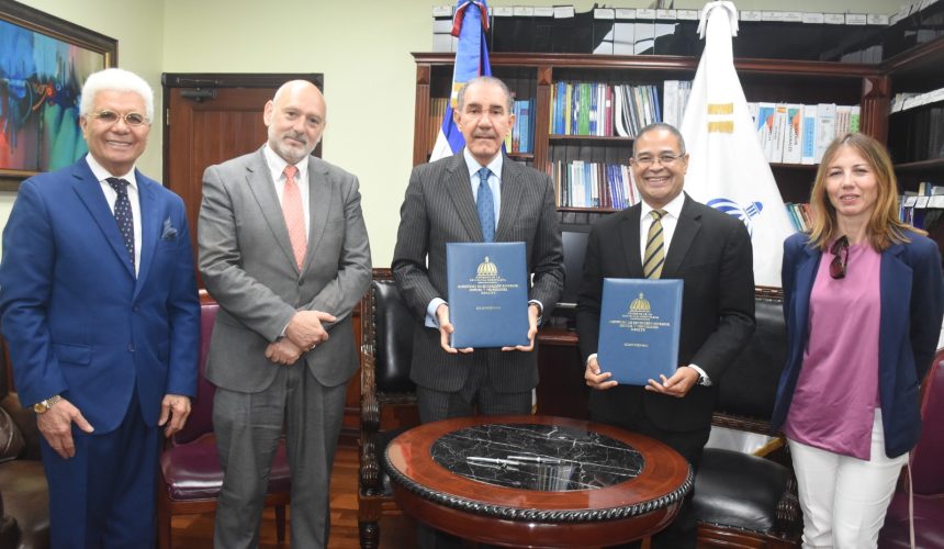 MESCyT firma acuerdo para becas con Universidad Dominicana San Valero