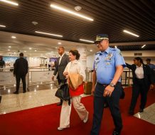 Raquel Peña regresa al país tras representar a RD en ceremonia del nuevo Papa León XIV