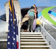 Más de 60 inmigrantes regresan a sus países en el primer vuelo de autodeportados de Trump