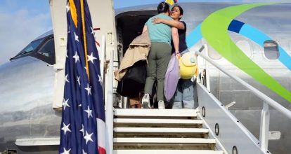 Más de 60 inmigrantes regresan a sus países en el primer vuelo de autodeportados de Trump