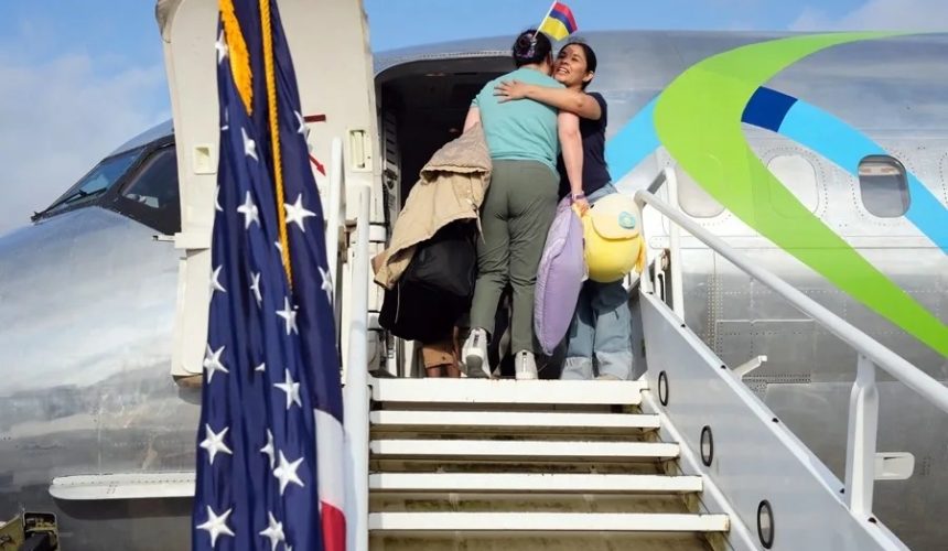 Más de 60 inmigrantes regresan a sus países en el primer vuelo de autodeportados de Trump