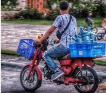 Encuesta revela que el 62 % de los deliveries de colmados en el  DN son menores de edad