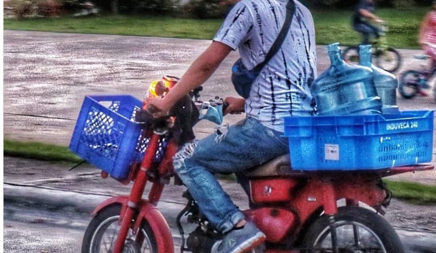 Encuesta revela que el 62 % de los deliveries de colmados en el  DN son menores de edad