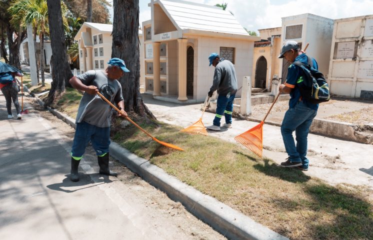 Alcaldía del DN reacondiciona principales cementerios previo al Día de las Madres