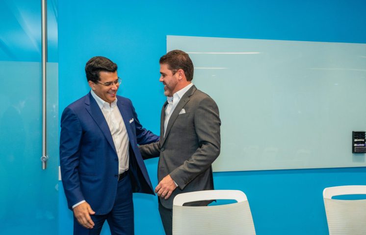 David Collado se reúne con Ignacio Mayer, CEO de Univisión, proponen celebran Premios lo Nuestro en RD
