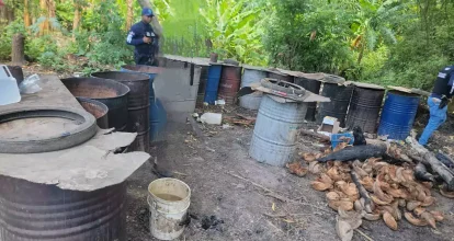 Policía desmantela fábrica de ron adulterado y arresta a un sospechoso en Tamayo