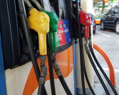 Gobierno congela precios de los principales combustibles