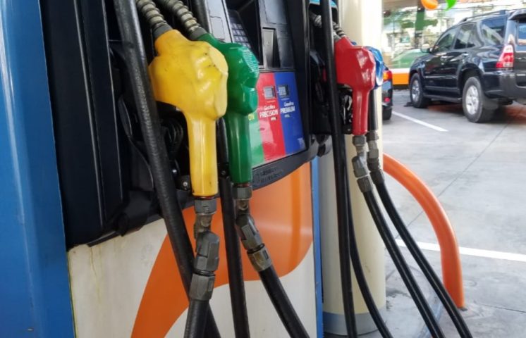 Gobierno congela precios de los principales combustibles