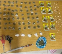 Ocupan drogas, armas blancas y prendas militares durante allanamiento en Monte Plata
