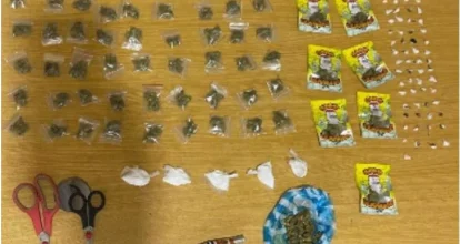 Ocupan drogas, armas blancas y prendas militares durante allanamiento en Monte Plata