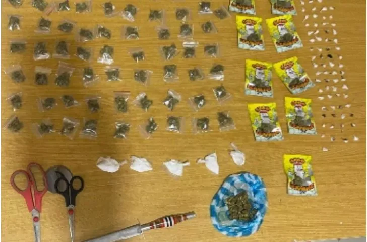 Ocupan drogas, armas blancas y prendas militares durante allanamiento en Monte Plata