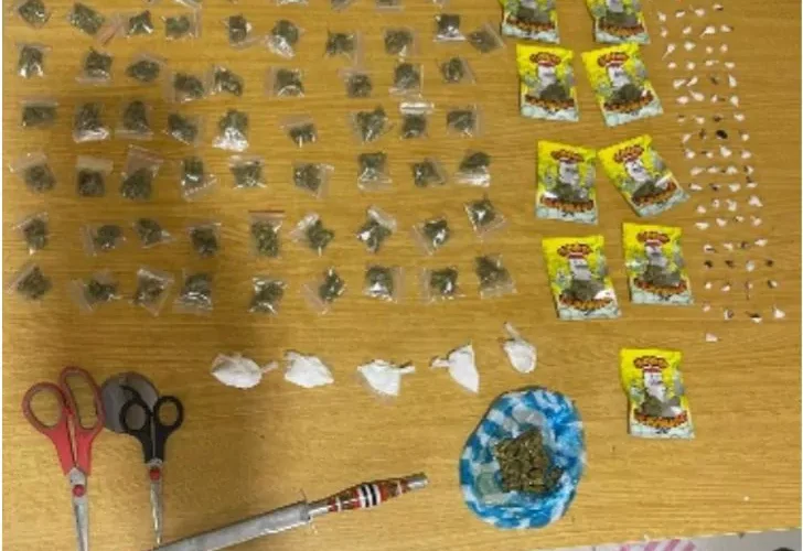 Ocupan drogas, armas blancas y prendas militares durante allanamiento en Monte Plata