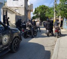 Policía ocupa arma ilegal y arresta a varios en operativos preventivos en Los Guaricanos, SDN
