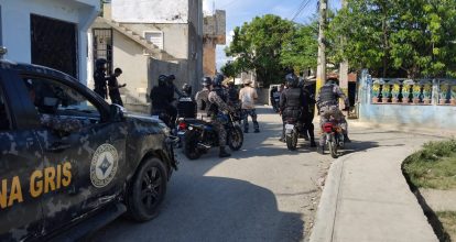 Policía ocupa arma ilegal y arresta a varios en operativos preventivos en Los Guaricanos, SDN