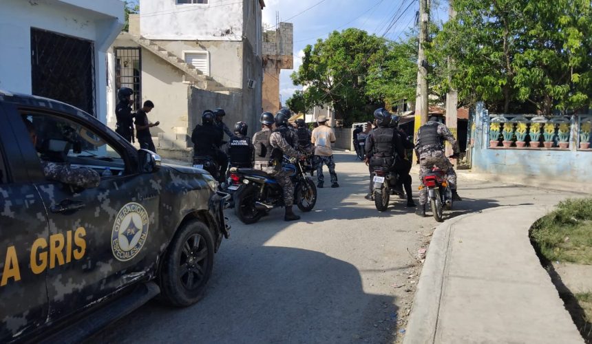 Policía ocupa arma ilegal y arresta a varios en operativos preventivos en Los Guaricanos, SDN