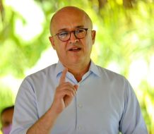 Francisco Domínguez Brito: “El PRM pisa a los pobres con promesas y con pisos de tierra”.