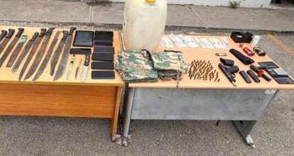 Ocupan armas de fuego, balanzas, ron adulterado y prendas militares durante operativo en Barahona