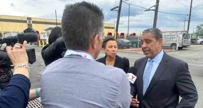 Espaillat denuncia arrestos indiscriminados de migrantes tras visita a centro de detención en NJ