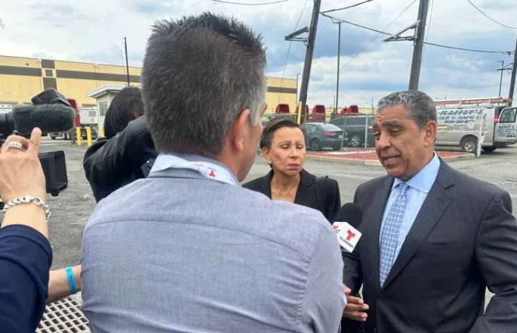 Espaillat denuncia arrestos indiscriminados de migrantes tras visita a centro de detención en NJ