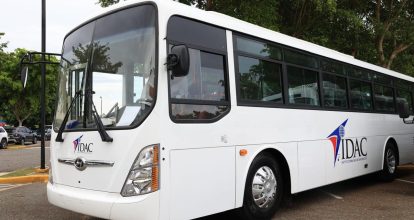 IDAC entrega modernos autobuses para transporte de los servidores