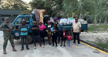 Arrestan siete haitianos indocumentados ocultos en un camión con mudanza en Duvergé