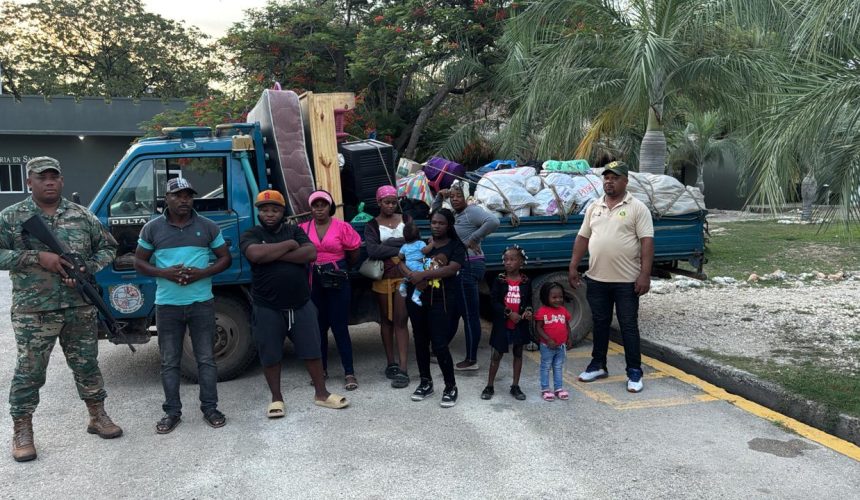 Arrestan siete haitianos indocumentados ocultos en un camión con mudanza en Duvergé