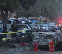 Avioneta se estrella en vecindario de San Diego; hay múltiples viviendas afectadas