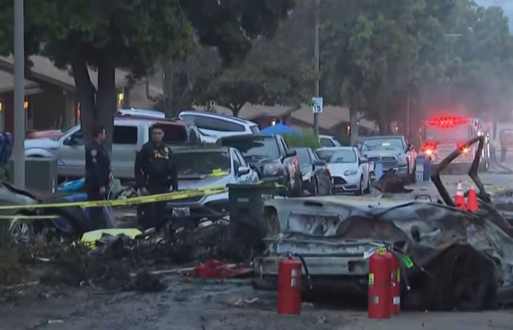 Avioneta se estrella en vecindario de San Diego; hay múltiples viviendas afectadas