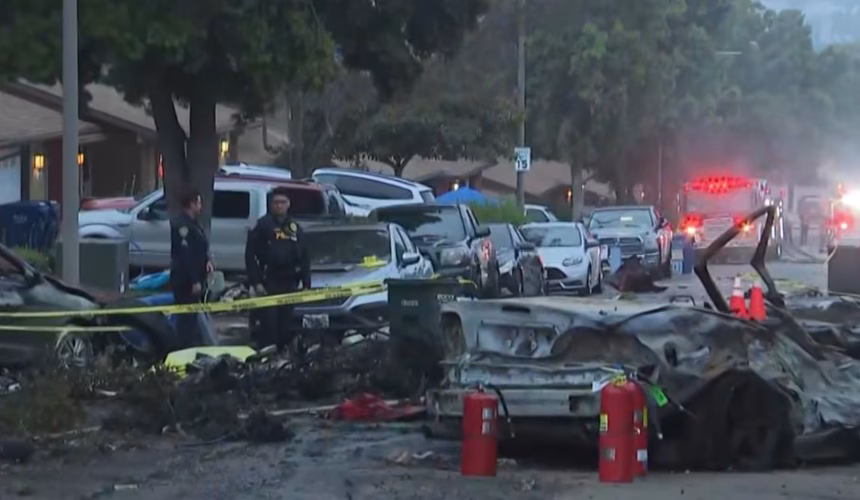 Avioneta se estrella en vecindario de San Diego; hay múltiples viviendas afectadas