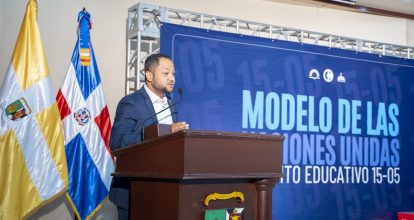 Leandro Mieses inspira a jóvenes en apertura del modelo de la ONU en Santo Domingo