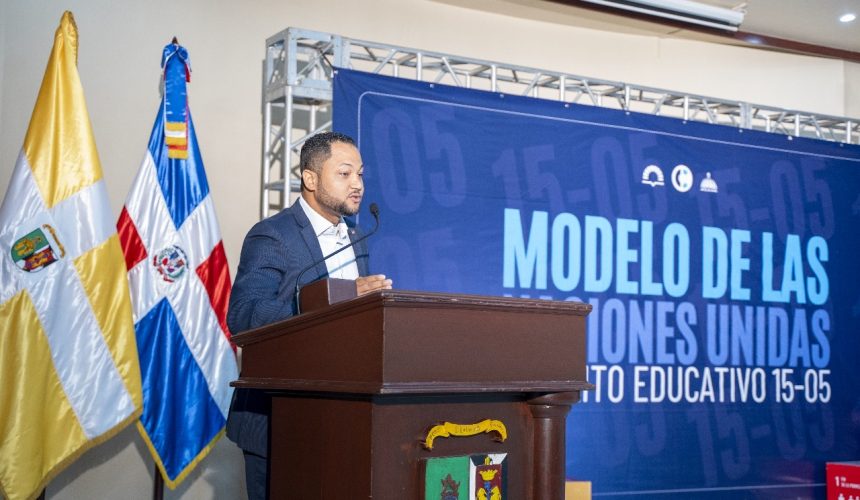 Leandro Mieses inspira a jóvenes en apertura del modelo de la ONU en Santo Domingo
