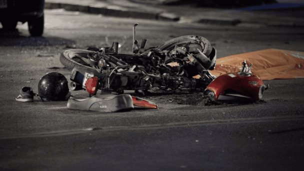 Mueren dos motoristas al colisionar de frente en Santiago 