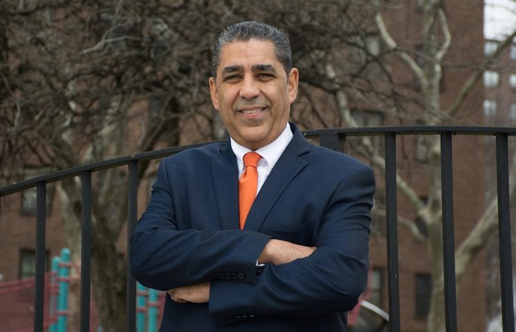 Adriano Espaillat rinde homenaje a madres dominicanas propietarias de salones de belleza en Nueva York 