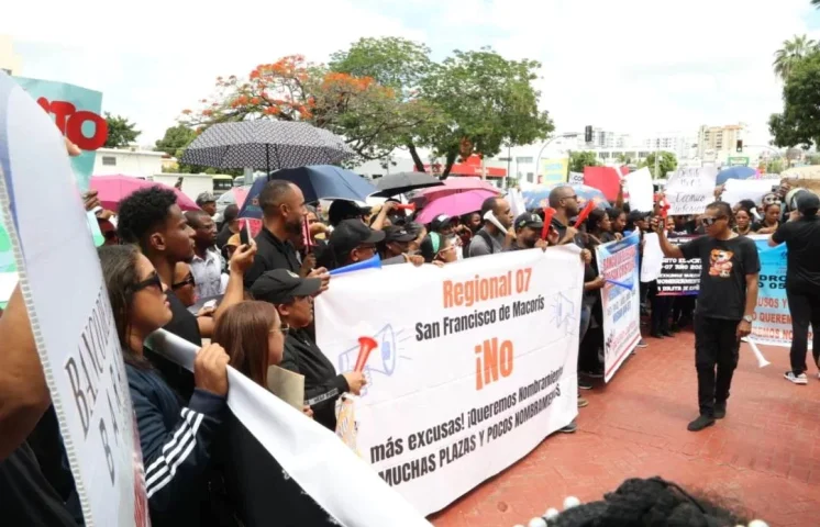Educadores marchan al Minerd para exigir nombramientos