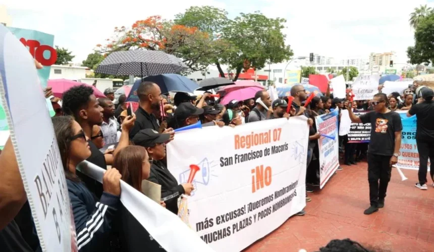 Educadores marchan al Minerd para exigir nombramientos