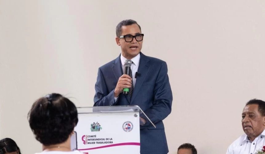 Ministro de Trabajo advierte que la informalidad laboral afecta al 56 % de los trabajadores en RD