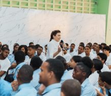 Carolina Mejía promueve conciencia ciudadana a estudiantes de ensanche La Fe