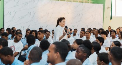 Carolina Mejía promueve conciencia ciudadana a estudiantes de ensanche La Fe