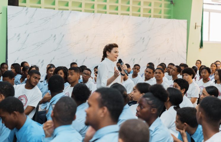 Carolina Mejía promueve conciencia ciudadana a estudiantes de ensanche La Fe