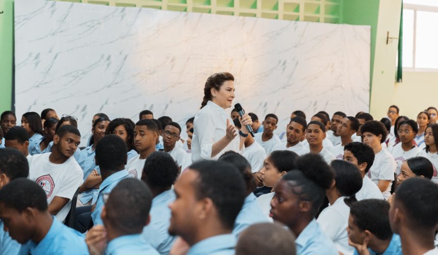 Carolina Mejía promueve conciencia ciudadana a estudiantes de ensanche La Fe